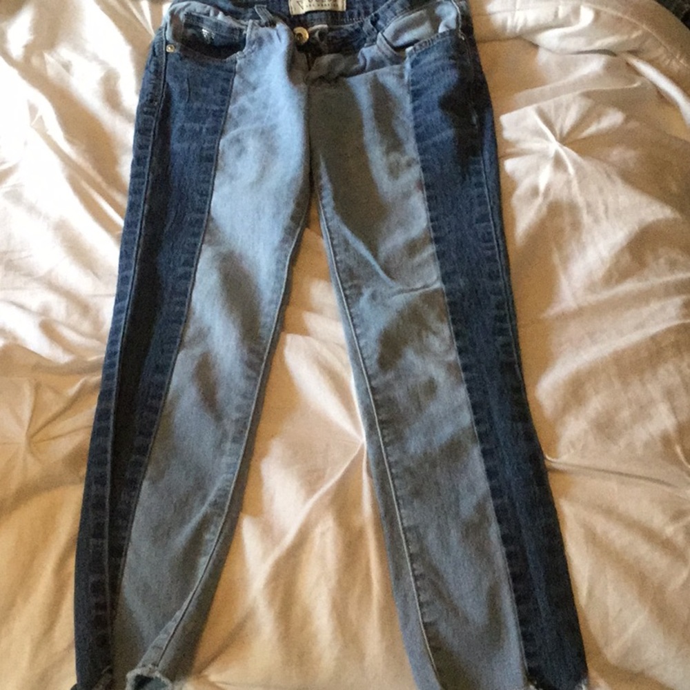 Light blue/dark blue jeans